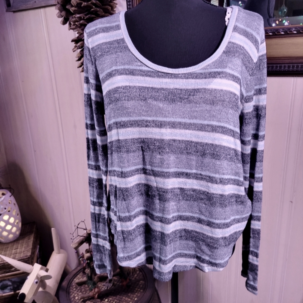 Aeropostale Women size large lightweight crew neck knit sweater